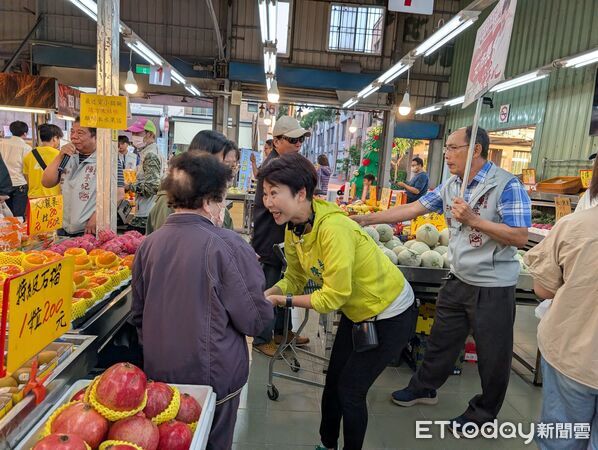 ▲陳亭妃兩天跑遍六大市場，不少婆婆媽媽熱情迎接，東菜市、鴨母寮市場承載陳亭妃成長記憶，她形容市場是她政治生命的起點。（圖／記者林東良翻攝，下同）