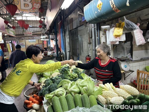 ▲陳亭妃兩天跑遍六大市場，不少婆婆媽媽熱情迎接，東菜市、鴨母寮市場承載陳亭妃成長記憶，她形容市場是她政治生命的起點。（圖／記者林東良翻攝，下同）