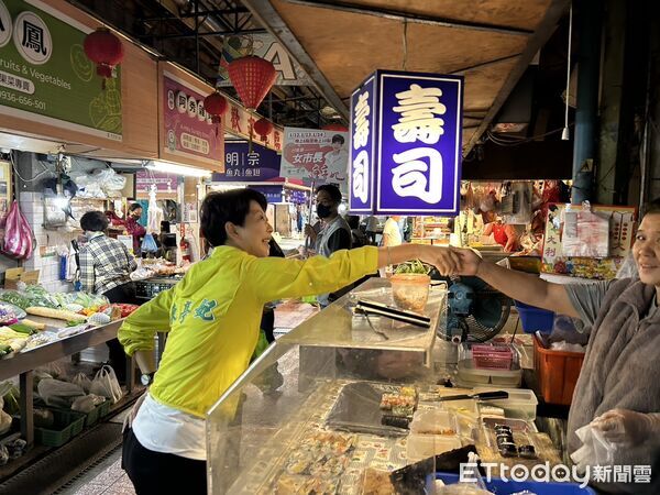 ▲陳亭妃兩天跑遍六大市場，不少婆婆媽媽熱情迎接，東菜市、鴨母寮市場承載陳亭妃成長記憶，她形容市場是她政治生命的起點。（圖／記者林東良翻攝，下同）