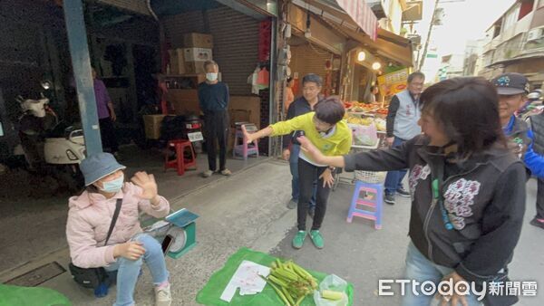 ▲陳亭妃兩天跑遍六大市場，不少婆婆媽媽熱情迎接，東菜市、鴨母寮市場承載陳亭妃成長記憶，她形容市場是她政治生命的起點。（圖／記者林東良翻攝，下同）