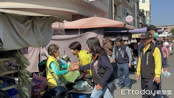 ▲陳亭妃兩天跑遍六大市場，不少婆婆媽媽熱情迎接，東菜市、鴨母寮市場承載陳亭妃成長記憶，她形容市場是她政治生命的起點。（圖／記者林東良翻攝，下同）