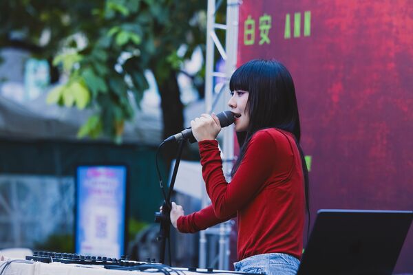 ▲▼ 白安現場帶來多首好歌讓歌迷大飽耳福，白安興奮為歌迷特調。（圖／相信音樂提供）