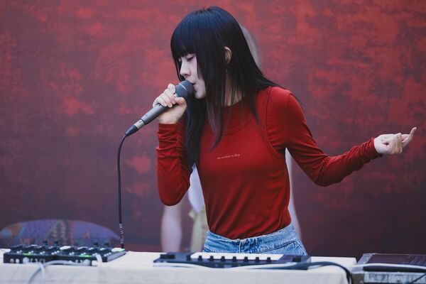 ▲▼ 白安現場帶來多首好歌讓歌迷大飽耳福，白安興奮為歌迷特調。（圖／相信音樂提供）