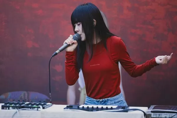 ▲▼ 白安現場帶來多首好歌讓歌迷大飽耳福，白安興奮為歌迷特調。（圖／相信音樂提供）