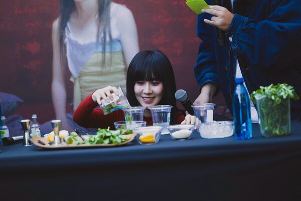 ▲▼ 白安興奮為歌迷特調。（圖／相信音樂提供）