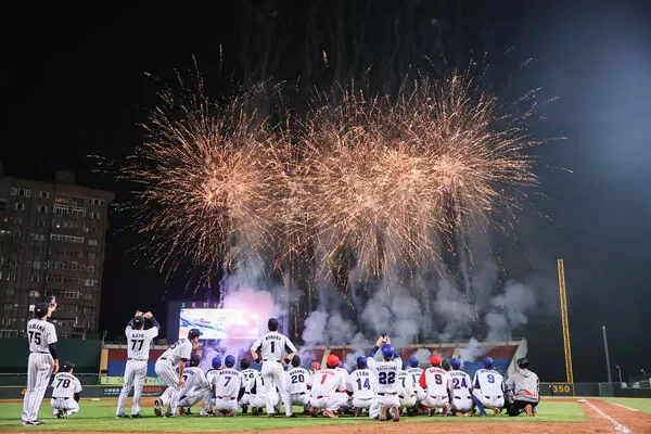 ▲絢麗煙火象徵完美落幕 日本社會人抱走冬盟冠軍。（圖／中職提供）