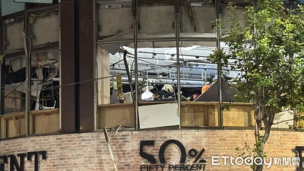 ▲▼新北「定食8」凌晨突氣爆　整層炸爛3女1男送醫。（圖／記者陳以昇攝）