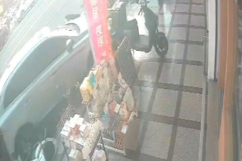 ▲彰化鹿港休旅車連撞5機車及民宅前騎樓。（圖／民眾提供）