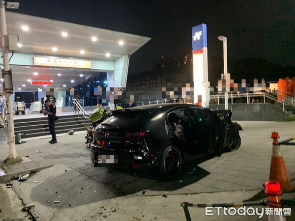 ▲▼ 高雄捷運站前驚悚車禍！兩車對撞噴飛畫面曝光　釀5傷送醫。（圖／記者賴文萱翻攝）