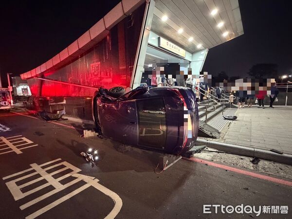▲▼ 高雄捷運站前驚悚車禍！兩車對撞噴飛畫面曝光　釀5傷送醫。（圖／記者賴文萱翻攝）