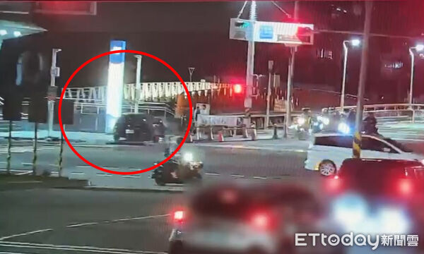 ▲▼ 高雄捷運站前驚悚車禍！兩車對撞噴飛畫面曝光　釀5傷送醫。（圖／記者賴文萱翻攝）