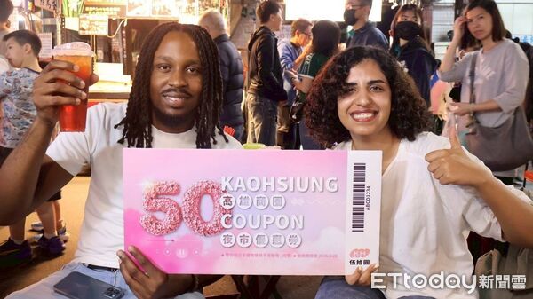 ▲隨著大批歌迷到訪高雄，帶動高雄夜經濟全面爆發，各大夜市人潮絡繹不絕，攤位前排隊人流一路延伸。。（圖／記者許宥孺翻攝）