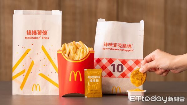 ▲▼台灣麥當勞開賣「巧克力三角派」、「咖哩辣味麥克雞塊」、「煙燻起司風味醬」、「咖哩風味系列漢堡」。（圖／業者提供）