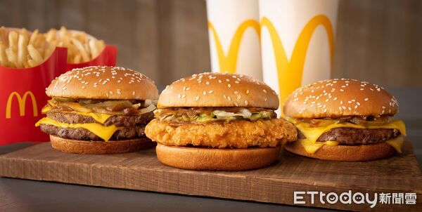 ▲▼台灣麥當勞開賣「巧克力三角派」、「咖哩辣味麥克雞塊」、「煙燻起司風味醬」、「咖哩風味系列漢堡」。（圖／業者提供）