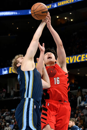 ▲「中國約基奇」楊瀚森首度在NBA先發，攻下4分、5籃板、2助攻。（圖／達志影像／美聯社）