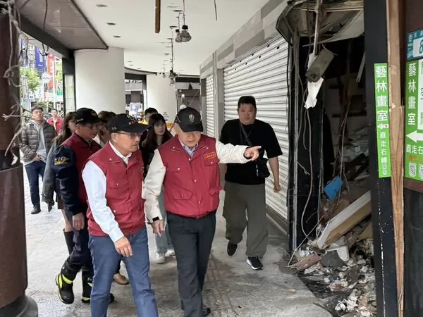▲侯友宜8日上午到板橋府中商圈氣爆現場勘災。（圖／新北市府提供）
