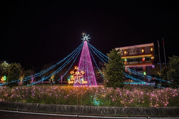 ▲▼宜蘭縣議會紅磚廣場聖誕燈海。（圖／翻攝自宜蘭勁好玩臉書專頁）