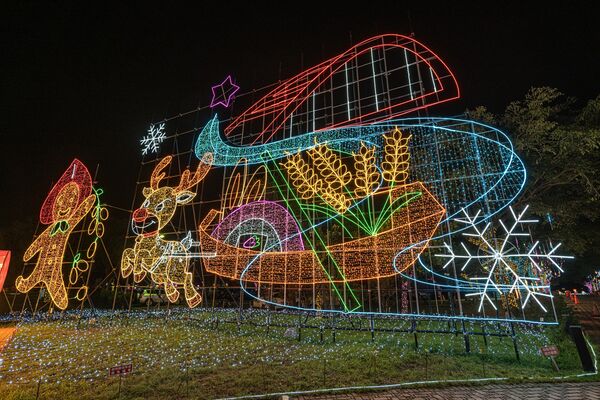 ▲▼宜蘭縣議會紅磚廣場聖誕燈海。（圖／翻攝自宜蘭勁好玩臉書專頁）