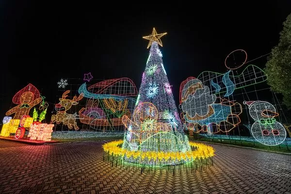 ▲▼宜蘭縣議會紅磚廣場聖誕燈海。（圖／翻攝自宜蘭勁好玩臉書專頁）