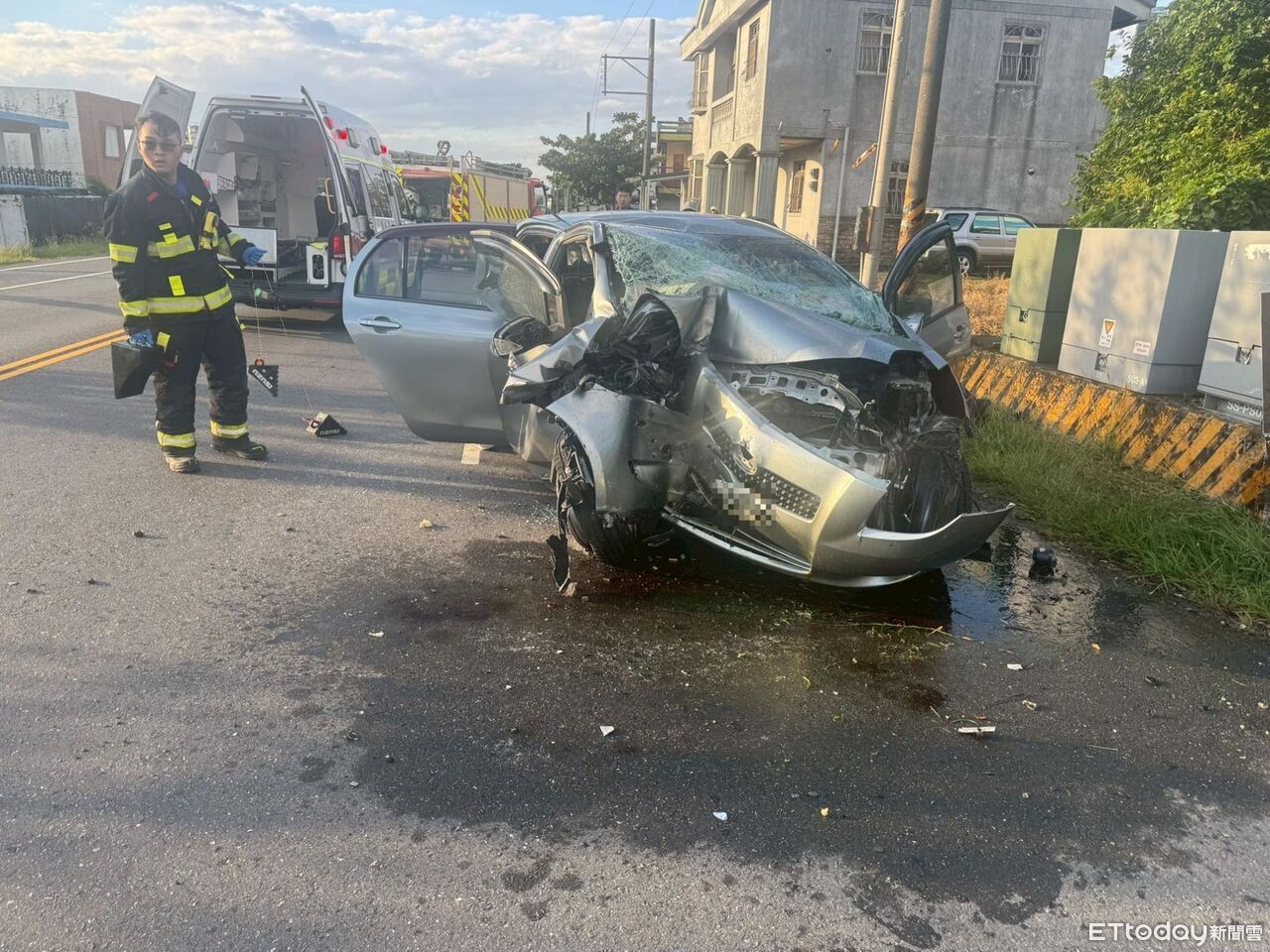 快訊/台東嚴重車禍!自小客車頭爛毀變形 2人一度受困命危
