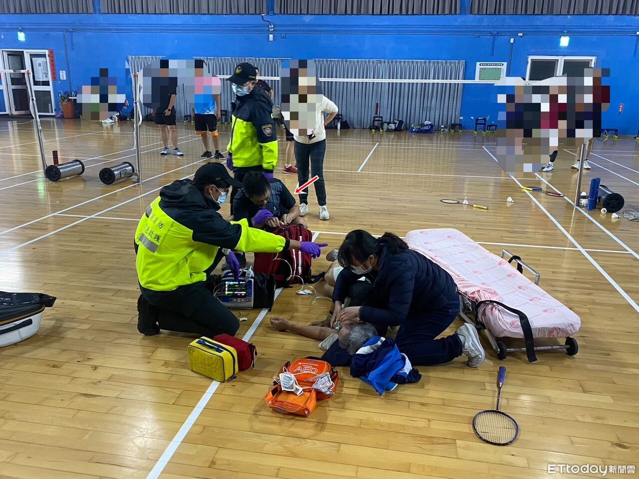羽球館1男突倒地命危!羅東休假消防員、護理師聯手搶救成功