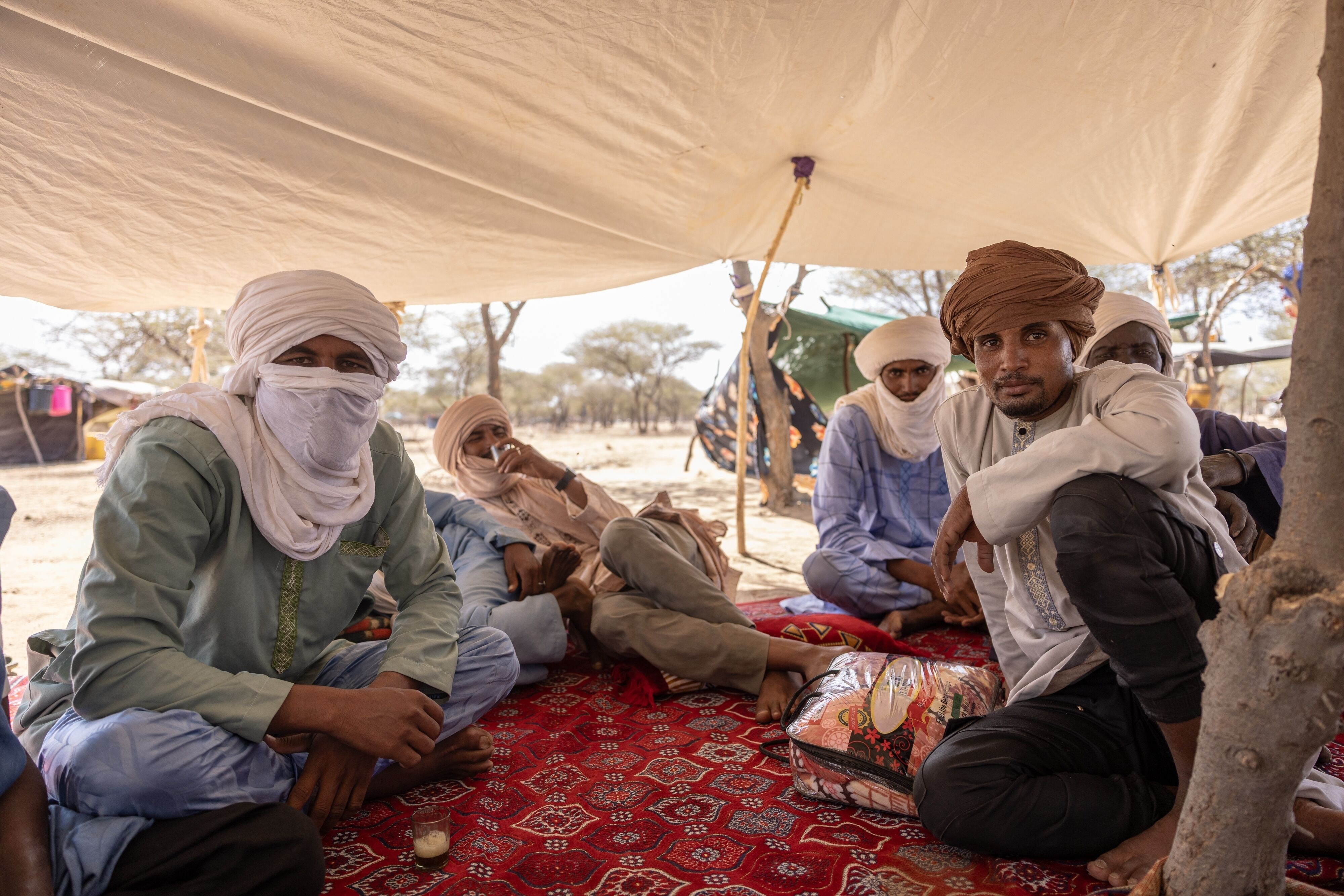 ▲▼  從馬利北部逃離的男子棲身臨時帳篷。（圖／達志影像／美聯社）
