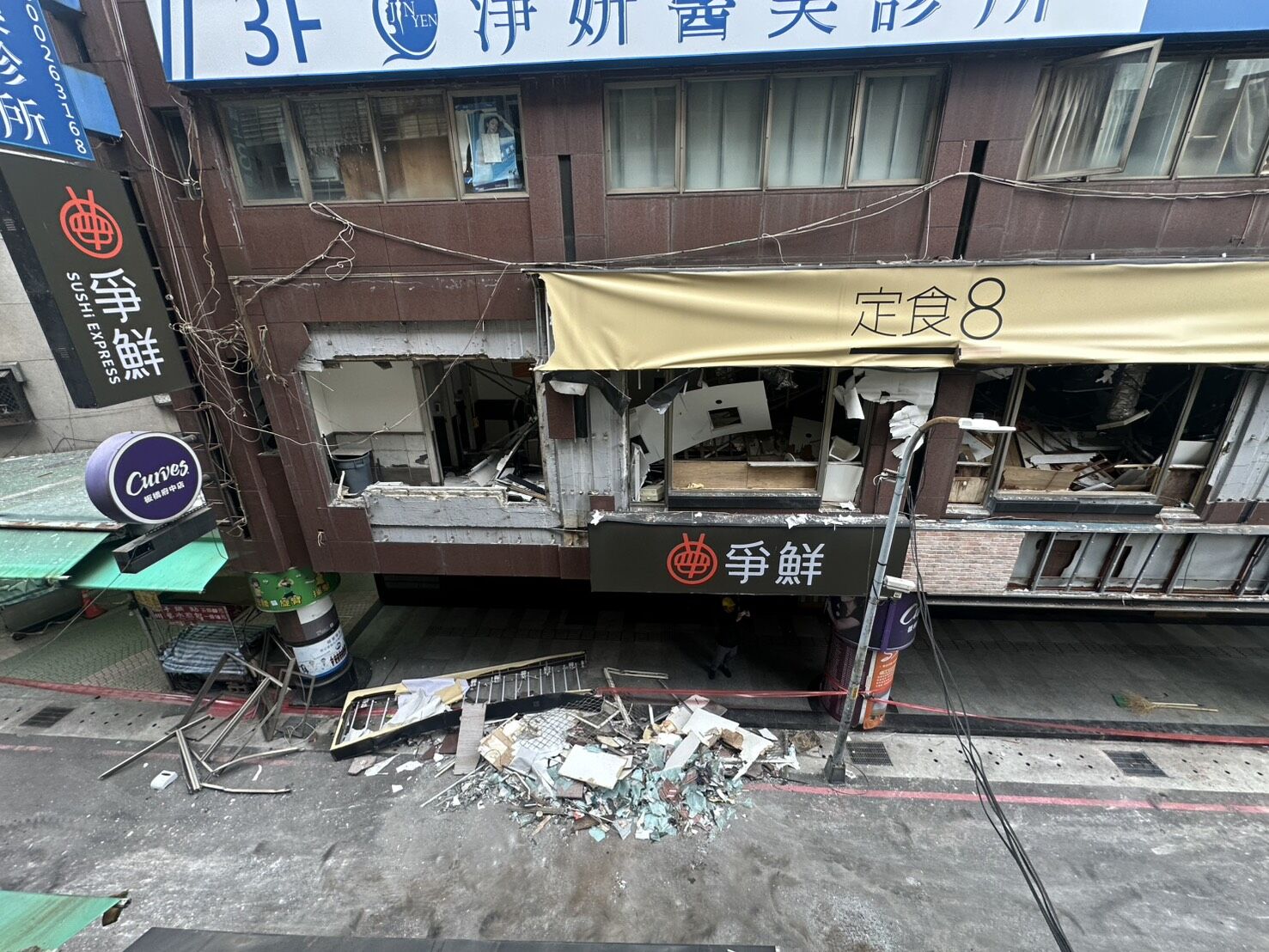 ▲▼    板橋定食8炸出大洞外觀曝！鋼筋外露滿地水泥塊　2、3F樓板將拆除         。（圖／新北市議員黃淑君提供）