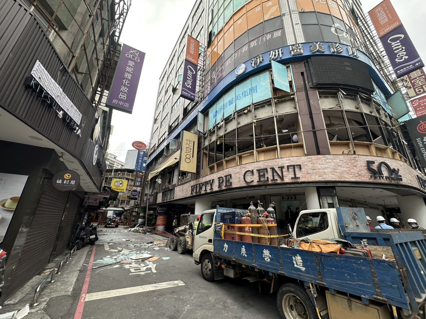 ▲▼    板橋定食8炸出大洞外觀曝！鋼筋外露滿地水泥塊　2、3F樓板將拆除         。（圖／新北市議員黃淑君提供）