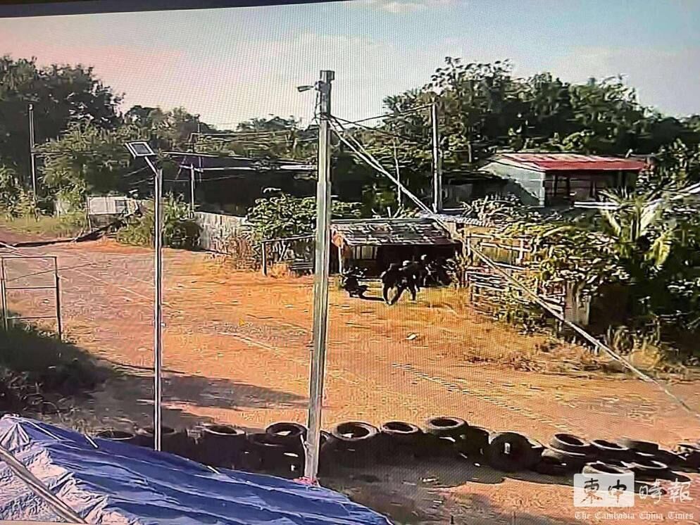 ▲▼ 柬埔寨前線監視器畫面顯示，泰軍裝甲車越境逼近柬埔寨村莊，武裝人員在民宅附近活動。。（圖／翻攝自柬中時報）
