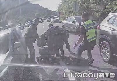 又是毒駕！男開上國道跑給警追　遭破窗拉出壓制搜出一堆毒品