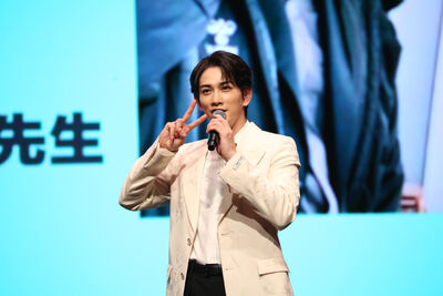 人氣日星夜市吃臭豆腐被認出！驚呼遭粉絲包圍　40支手機對著他拍