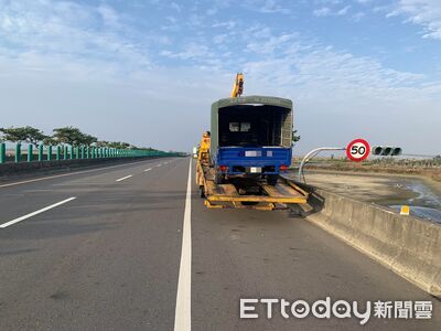 台61線快速道路民眾車輛爆胎　布袋警快速救援