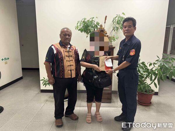 ▲藍清輝將善款交給王婦家人。（圖／記者陳崑福翻攝）