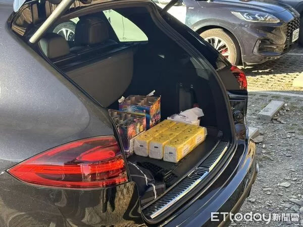 ▲員警於車內發現尚有未燃放的煙火，男子同時承認燃放煙火。（圖／太管處提供，下同）