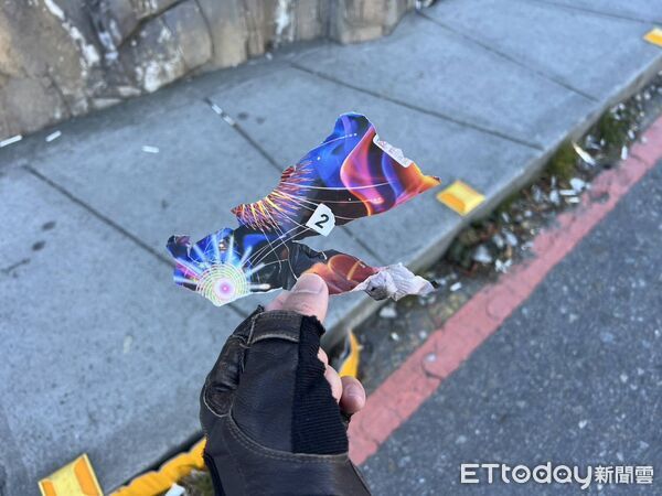 ▲員警於車內發現尚有未燃放的煙火，男子同時承認燃放煙火。（圖／太管處提供，下同）