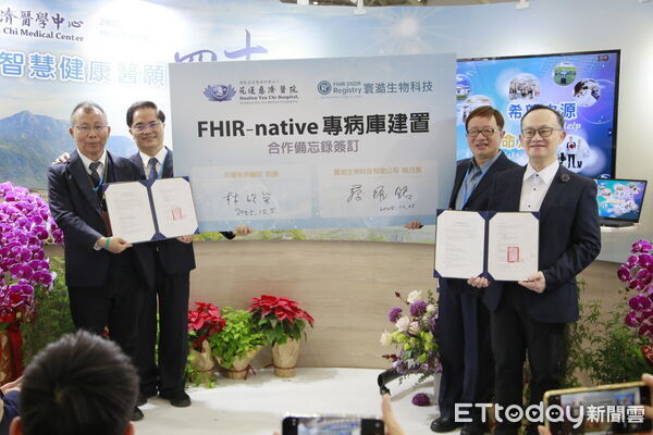 ▲▼花蓮慈院院長林欣榮（左）與寰澔生物科技公司執行長蔡耀銘台灣醫療科技展簽署合作備忘錄。（圖／慈濟醫學中心提供，下同）