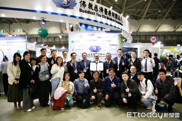 ▲▼花蓮慈院院長林欣榮（左）與寰澔生物科技公司執行長蔡耀銘台灣醫療科技展簽署合作備忘錄。（圖／慈濟醫學中心提供，下同）