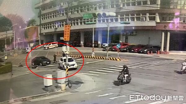 ▲陳男連續撞擊多輛停等、行進中的車輛，南投縣警察局少年隊隊長恰巧經過進行攔停。（圖／記者高堂堯翻攝）