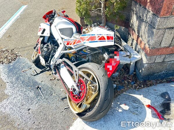 ▲台3線119.5K、獅潭鄉轉彎路段，昨先發生重機自摔撞毀民宅大門、騎士骨折事故，1小時後同一地點又發生警車跟重機碰撞事故。（圖／記者楊永盛翻攝）