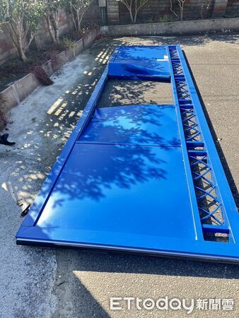 ▲台3線119.5K、獅潭鄉轉彎路段，昨先發生重機自摔撞毀民宅大門、騎士骨折事故，1小時後同一地點又發生警車跟重機碰撞事故。（圖／記者楊永盛翻攝）