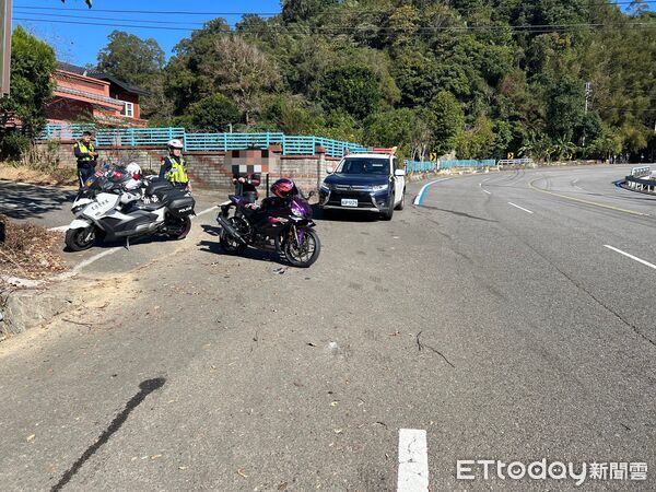 ▲台3線119.5K、獅潭鄉轉彎路段，昨先發生重機自摔撞毀民宅大門、騎士骨折事故，1小時後同一地點又發生警車跟重機碰撞事故。（圖／記者楊永盛翻攝）