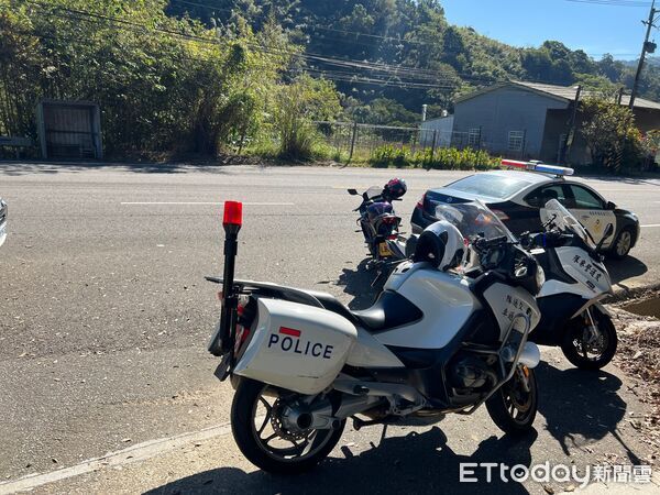 ▲台3線119.5K、獅潭鄉轉彎路段，昨先發生重機自摔撞毀民宅大門、騎士骨折事故，1小時後同一地點又發生警車跟重機碰撞事故。（圖／記者楊永盛翻攝）