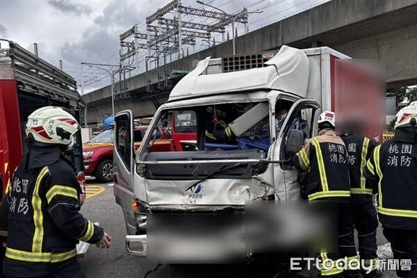 ▲小貨車猛撞違規左轉砂石車，駕駛湯男被夾在車內，消防人員合力救出。（圖／蘆竹警分局提供、下同）