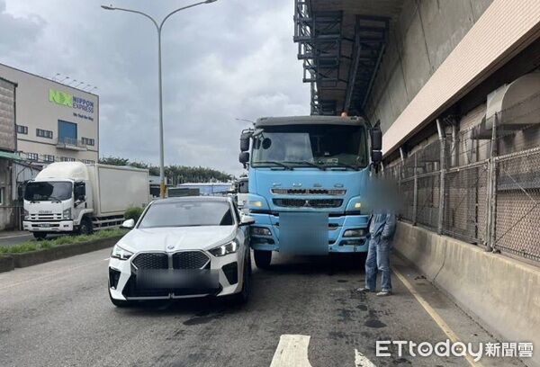 ▲水泥預拌車與自小客之車禍，幸無受傷受困。（圖／蘆竹警分局提供）