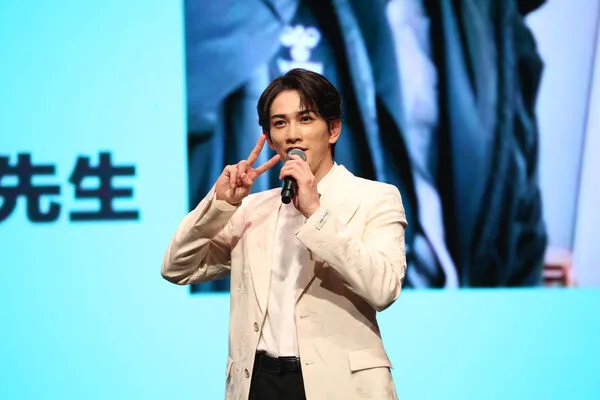 ▲▼町田啓太夜市吃臭豆腐！驚呼突遭粉絲包圍「40支手機對著他拍」。（圖／LDH 愛夢悅提供）