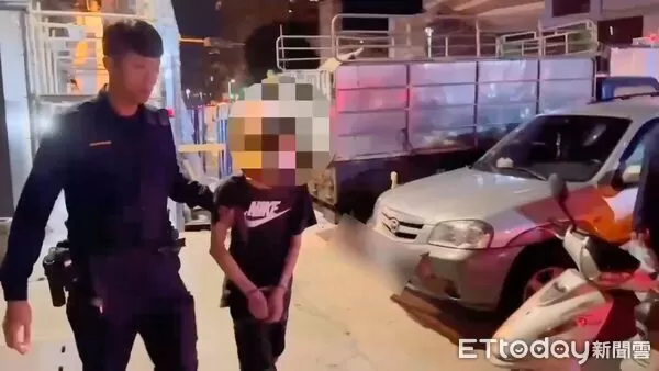 ▲警方逮捕搶奪婦人錢包的郭男到案。（圖／記者張君豪翻攝）