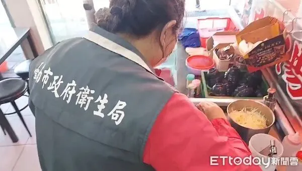 ▲台南網友爆料牛肉湯疑似出現「巨大活蟑螂」，衛生局立即派員稽查，多項衛生條件合格，但備用食材包覆需限期改善。（記者林東良翻攝，下同）