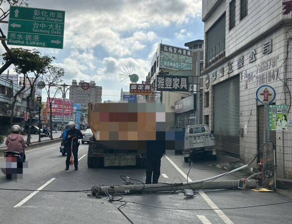 ▲彰化市彰美路砂石車後車斗沙網勾到電線釀電杆倒塌。（圖／民眾提供）