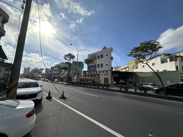 ▲彰化市彰美路砂石車後車斗沙網勾到電線釀電杆倒塌。（圖／民眾提供）