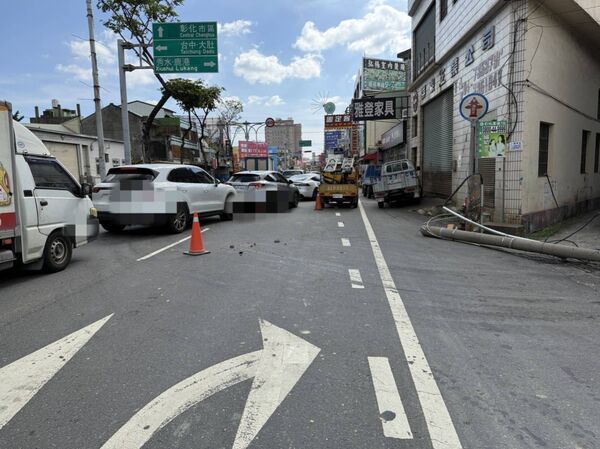 ▲彰化市彰美路砂石車後車斗沙網勾到電線釀電杆倒塌。（圖／民眾提供）